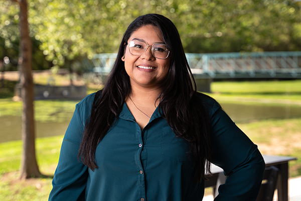 Photo of AlamoONLINE student ambassador Mia smiling to camera