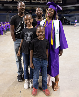 Photo - Vanessa Kearn Photo - Varnessa Stephenson with her children