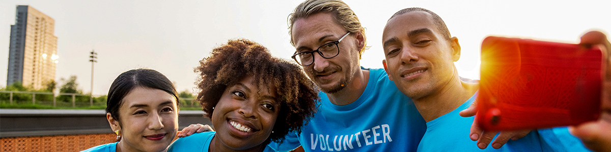 Alamo EXPERIENCE Young people taking a selfie wearing Volunteer shirts