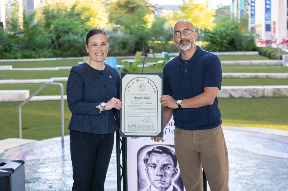 Vincent Valdez receiving Proclamation from Mayor