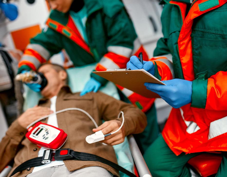 932x512-paramedics-working.jpg