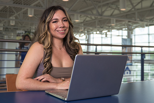 Aida an AlamoONLINE student ambassador in the library at SPC.